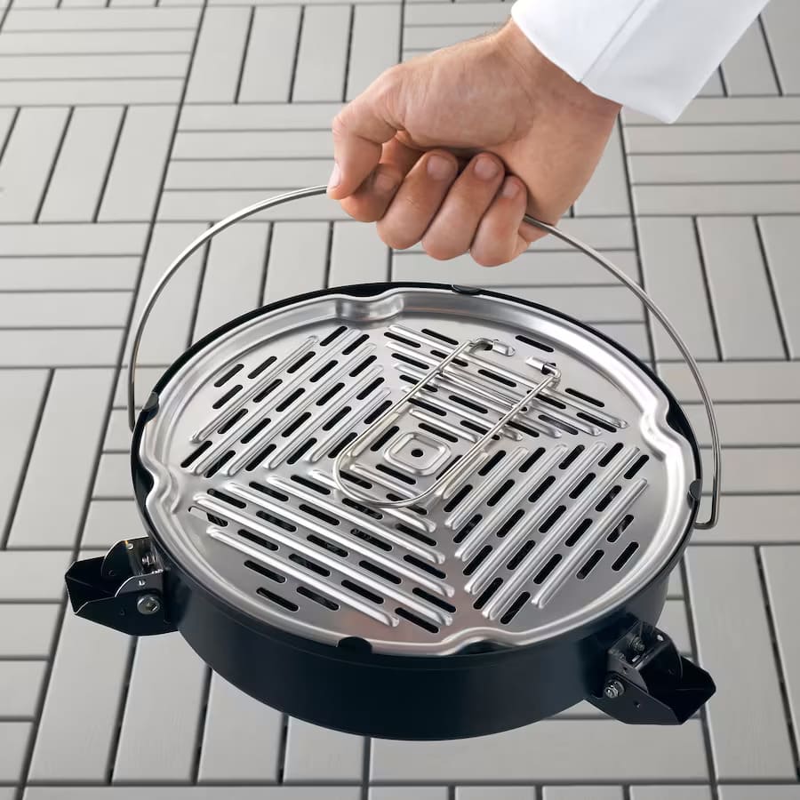 Esta barbacoa de Ikea cuenta con un asa para transportarla fácilmente