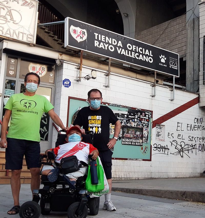 Los locutores delante del club de fútbol del Rayo Vallecano