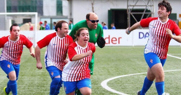 Jugadores del Sporting celebrando una victoria en La Liga Genuine.