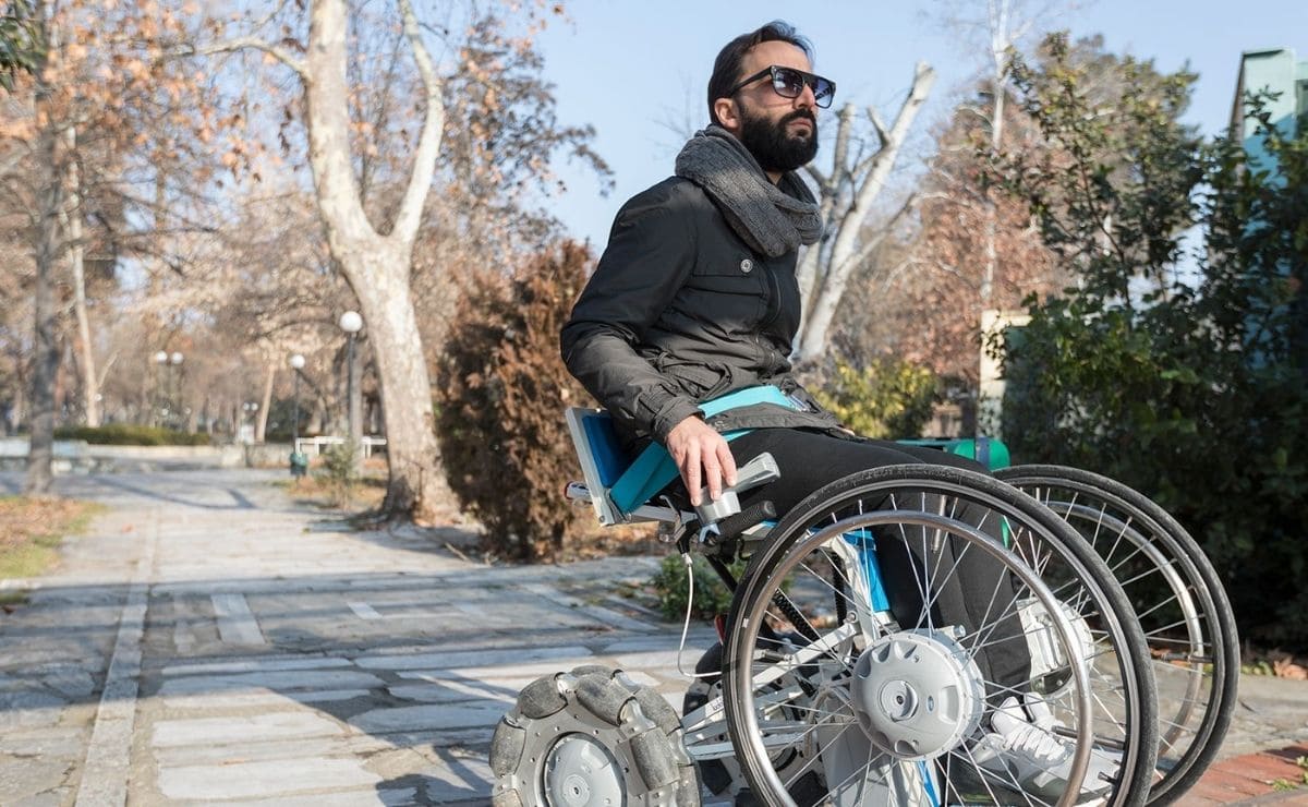 Una persona con discapacidad utiliza la silla de ruedas Laddroller 