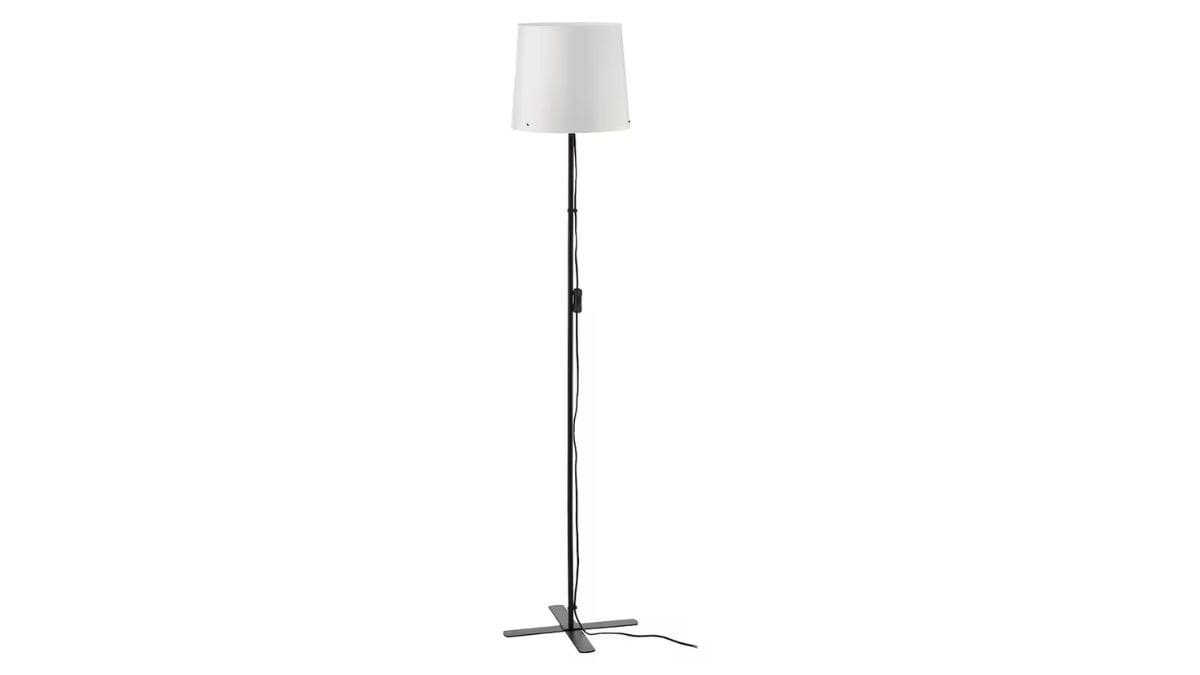 La lámpara de pie de IKEA más elegante a precio mínimo