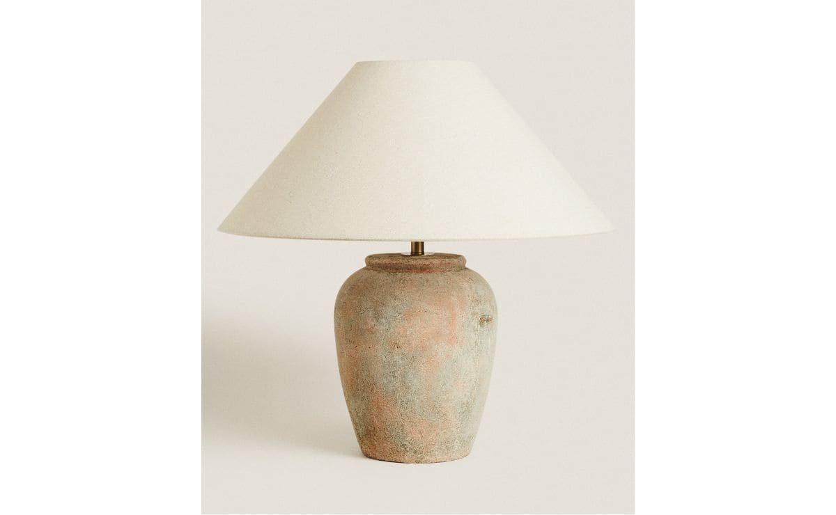La lámpara con base cerámica de Zara Home