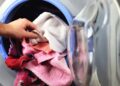 Cuánto peso poner en la lavadora para ahorrar según la OCU