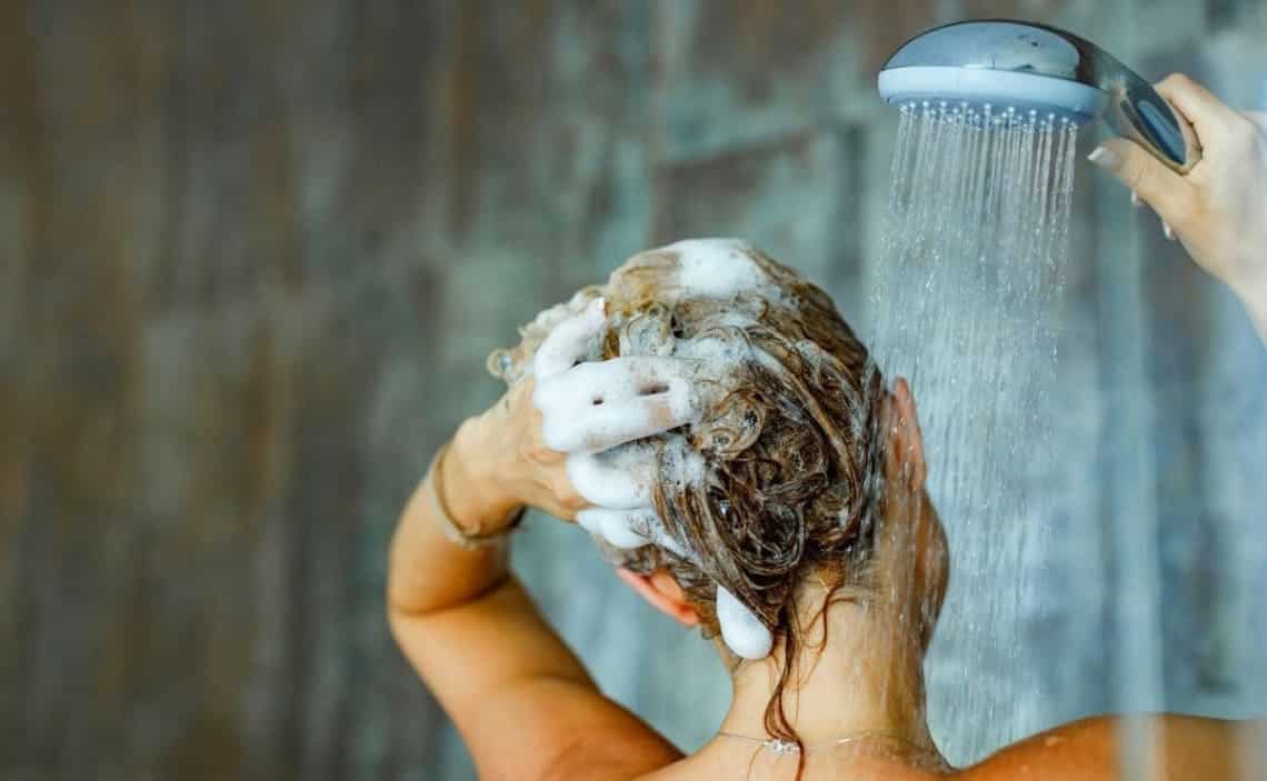 Esta es la importancia de exfoliar el cuero cabelludo para la salud capilar