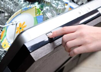 La OCU realiza un análisis de accesibilidad sobre diez lavavajillas para personas con discapacidad