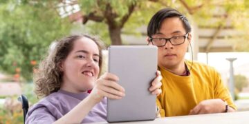 Persona con discapacidad intelectual leyendo