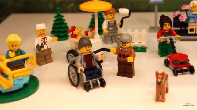 LEGO acoge una iniciativa social creando su primera figura en silla de ruedas
