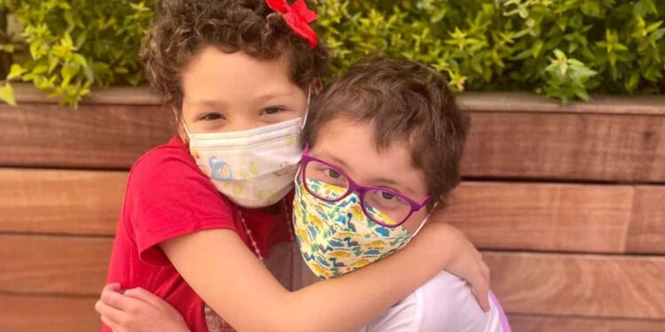 Leire y Corina, dos niñas en tratamiento oncológico, crean el videojuego para dar visibilidad al cáncer infantil 'Pelón Hospital'