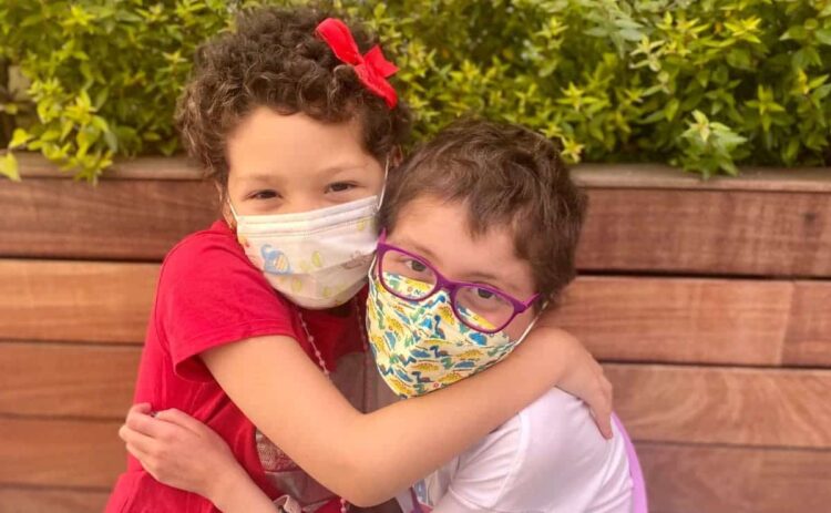 Leire y Corina, dos niñas en tratamiento oncológico, crean el videojuego para dar visibilidad al cáncer infantil 'Pelón Hospital'