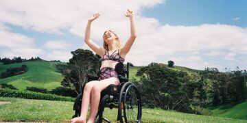 Mujer en silla de ruedas con lencería de Lonely Lingerie
