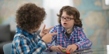 Niños en una clase comunicándose en Lengua de Signos