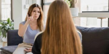 Persona comunicándose en lengua de signos