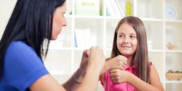lengua de signos niña sorda