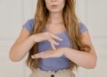 Mujer comunicándose en lengua de signos