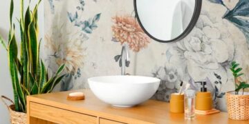 Papel pintado autoadhesivo con motivos florales de Leroy Merlin