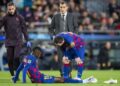 Dembelé, jugador del FC Barcelona, siendo atendido por los médicos del club