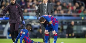 Dembelé, jugador del FC Barcelona, siendo atendido por los médicos del club