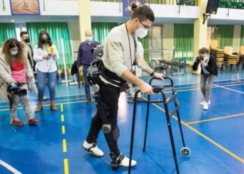 Pacientes con lesión medular de Parapléjicos probarán un robot híbrido que les ayudará a mejorar su movilidad
