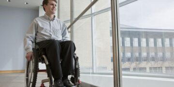 Persona con lesión medular pasea con su silla de ruedas por el Hospital Nacional de Parapléjicos