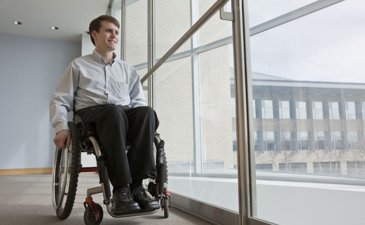 Persona con lesión medular pasea con su silla de ruedas por el Hospital Nacional de Parapléjicos