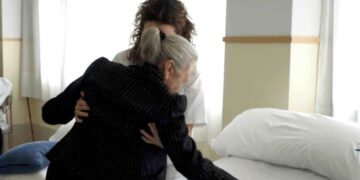Mujer atendida por asistenta