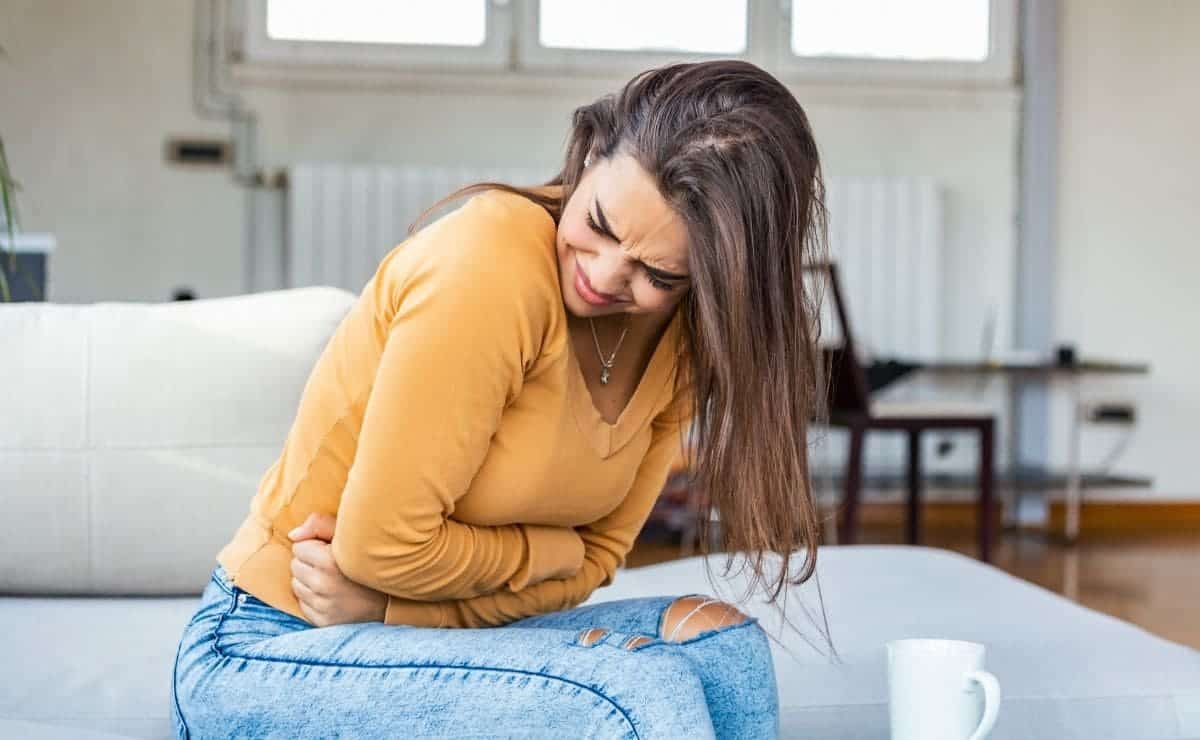 Mujer con dolor estomacal por salmonellosis