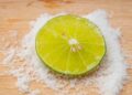 ¿Qué riesgo tiene comer limón con sal?