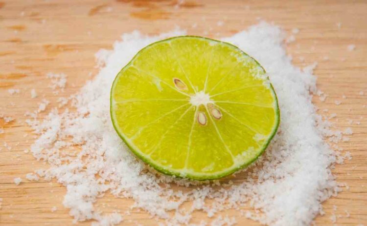 ¿Qué riesgo tiene comer limón con sal?