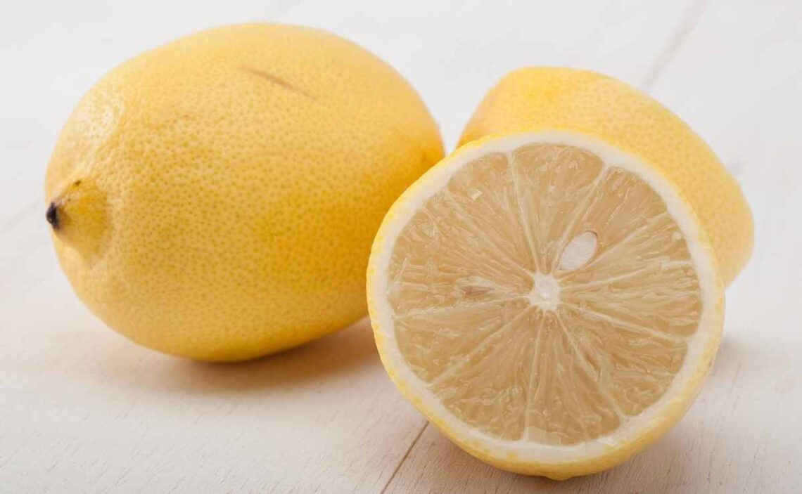 La verdadera razón por la que no debes tirar las mitades de limón de la nevera