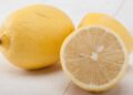 La verdadera razón por la que no debes tirar las mitades de limón de la nevera