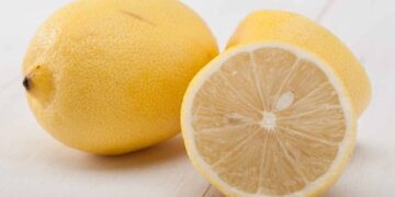 La verdadera razón por la que no debes tirar las mitades de limón de la nevera