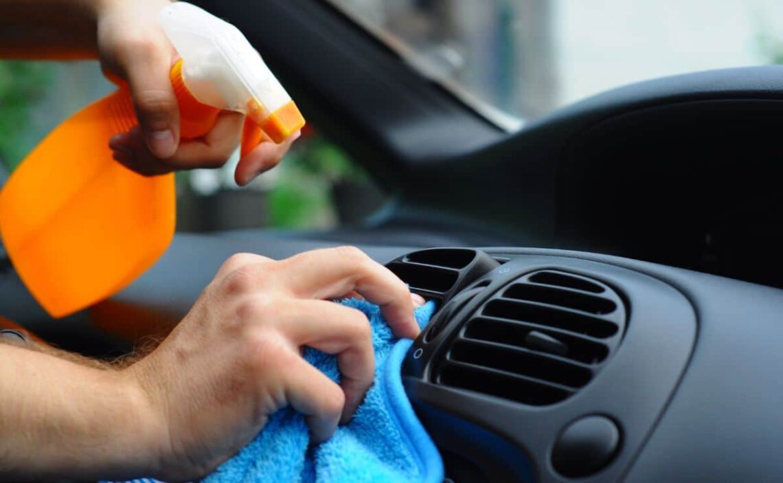 Trucos para limpiar tú mismo el coche por dentro como si fueras un  profesional