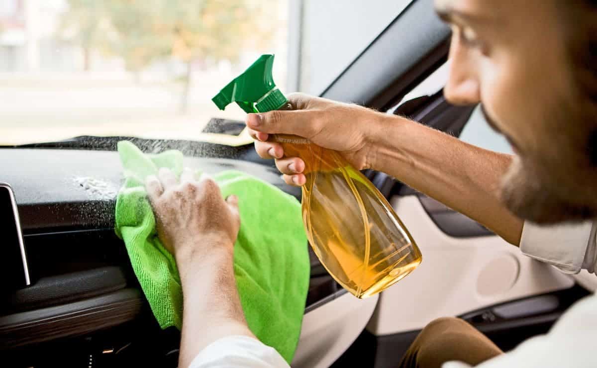 Hombre realizando la limpieza del coche