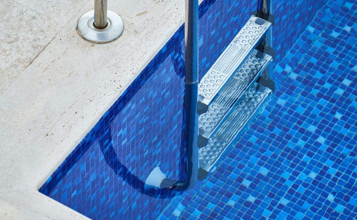 Cómo hacer la limpieza de la piscina de plástico