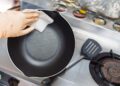 Cómo hacer la limpieza de las sartenes con bicarbonato