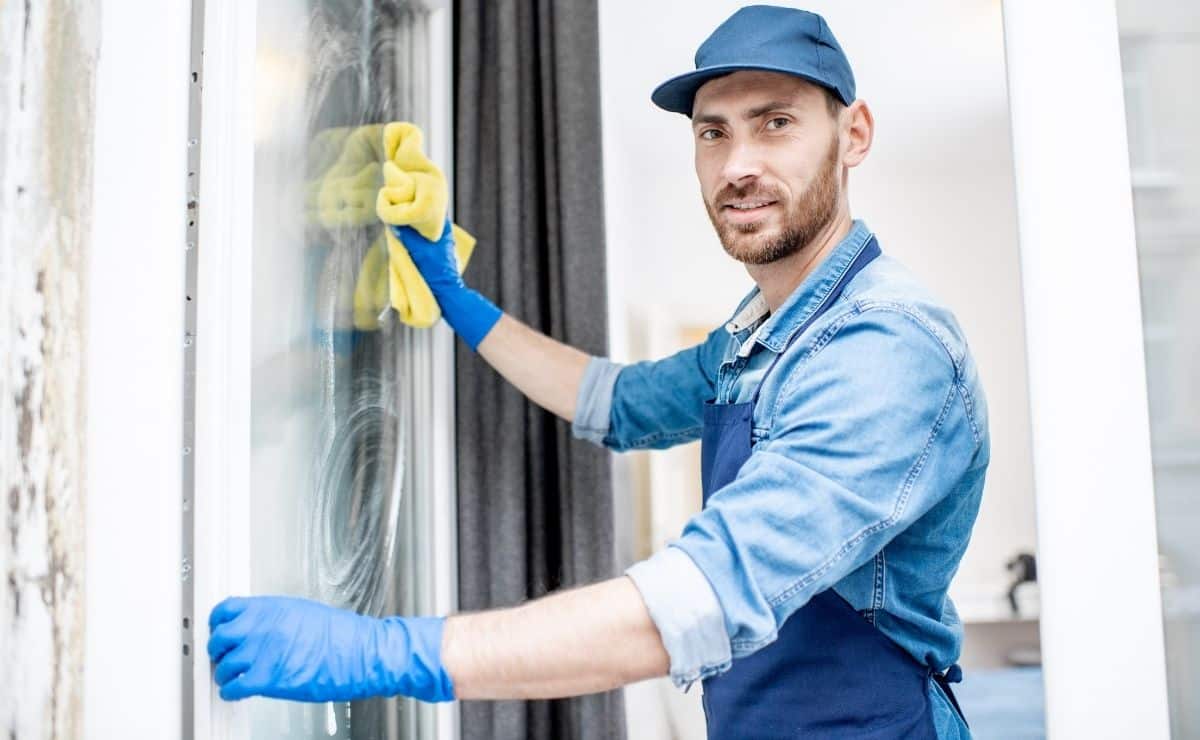 Este es el mejor remedio casero que existe para limpiar las ventanas de tu  casa