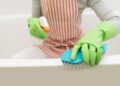 Cómo limpiar la bañera para evitar manchas de humedad