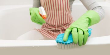 Cómo limpiar la bañera para evitar manchas de humedad