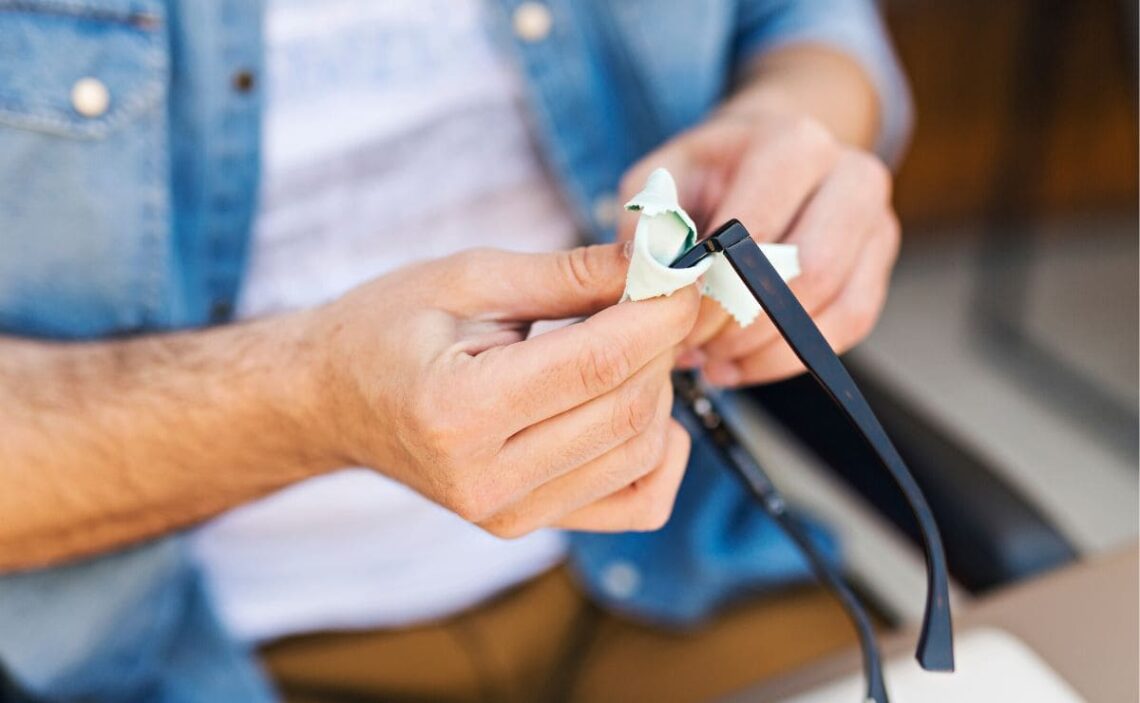 El truco con bicarbonato que debes probar para quitar la suciedad de las  gafas para siempre