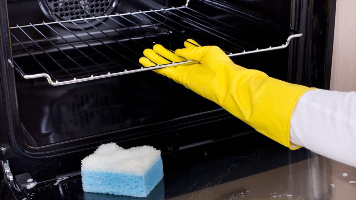 Cómo limpiar la bandeja del horno con bicarbonato