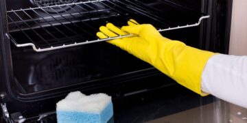 Cómo limpiar la bandeja del horno con bicarbonato