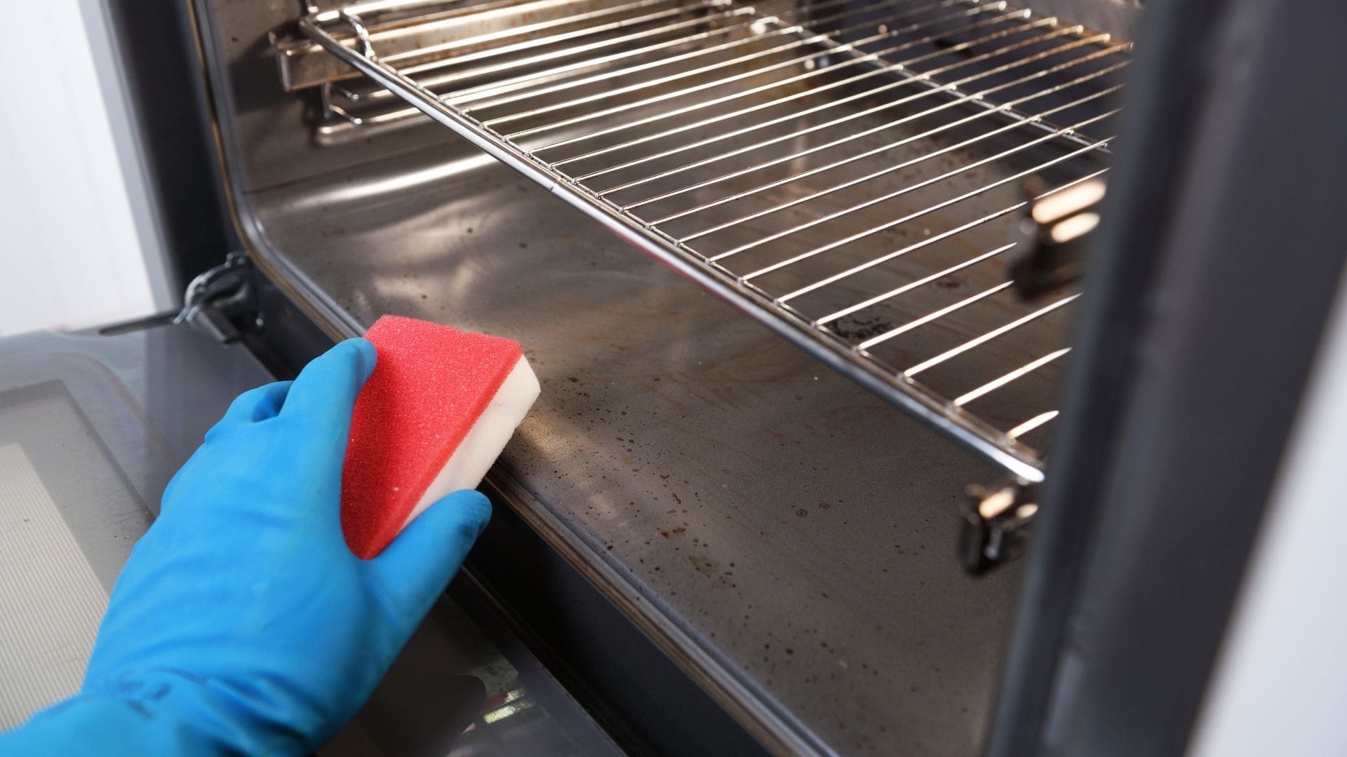 El bicarbonato de sodio es el ingrediente perfecto para limpiar el horno