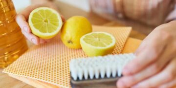 Cómo limpiar la vitrocerámica de la cocina con limón