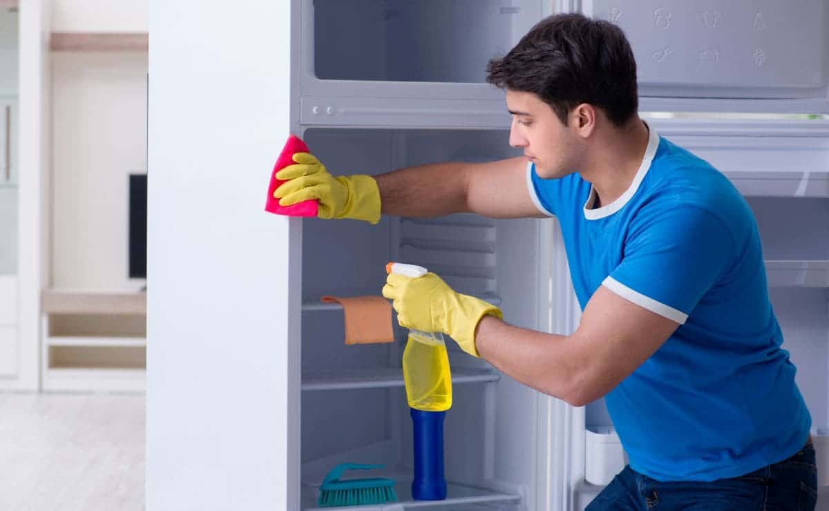 El ingrediente para limpiar la nevera a fondo