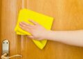 Trucos para limpiar puertas de madera