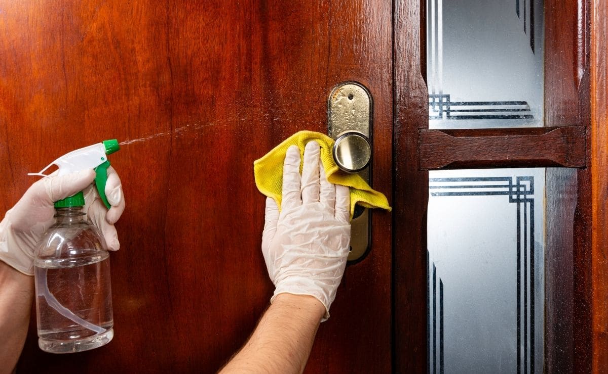 Así puedes limpiar las puertas de madera