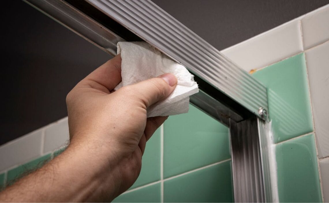 Limpieza rieles de puertas