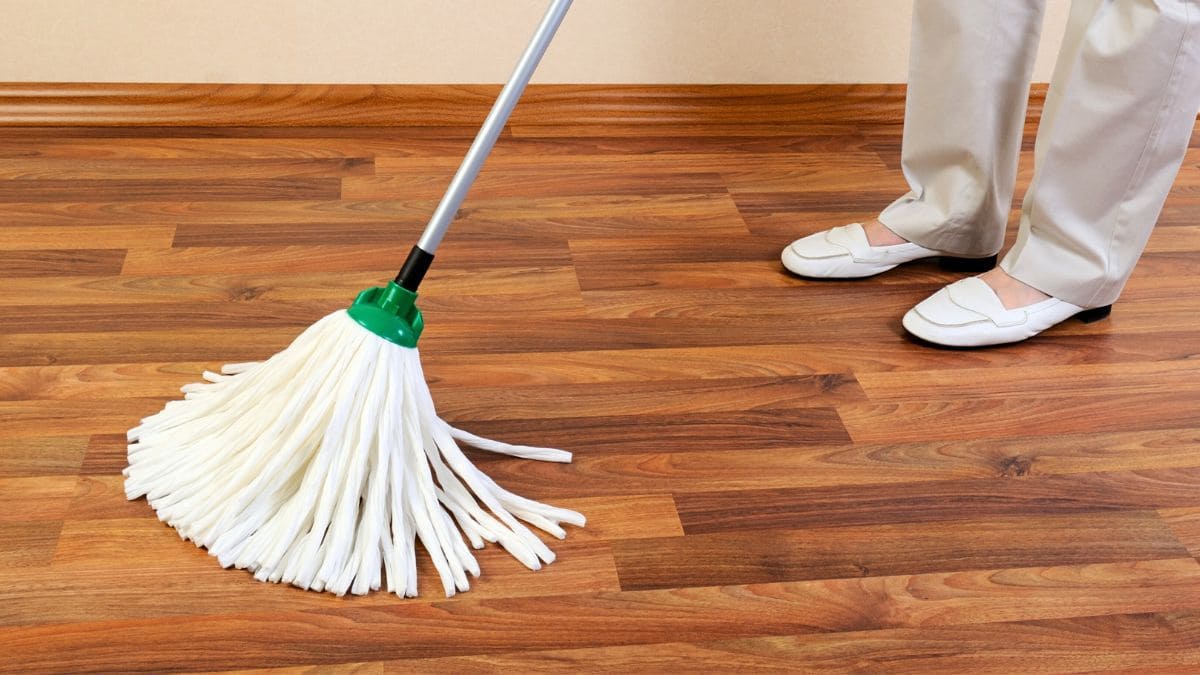 Limpiar suelo del hogar con vinagre de limpieza