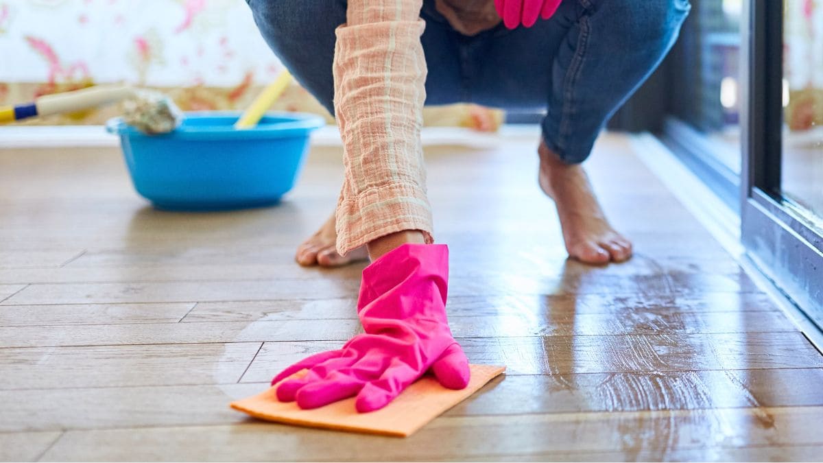 El truco para limpiar la fregona del suelo y dejarlos impecables