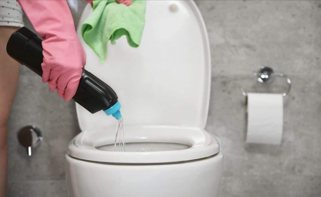 Puedes utilizar esta mezcla para hacer limpieza también en el resto del baño